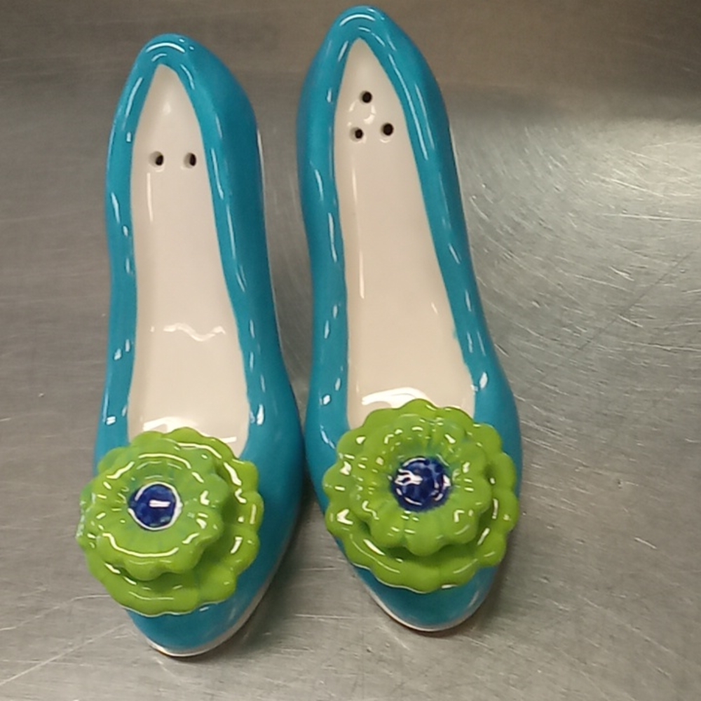Vintage salt and pepper shoe shakers
